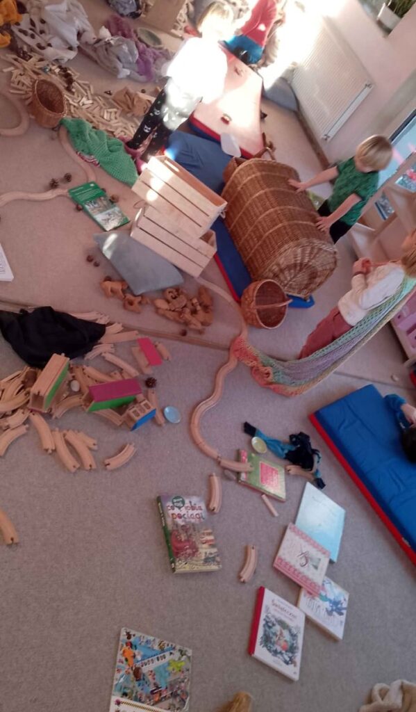 swobodna zabawa przedszkole baza pod lasem